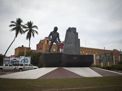 Una estatua de un minero en Lázaro Cárdenas (Michoacán).