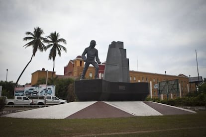 Una estatua de un minero en Lázaro Cárdenas (Michoacán).