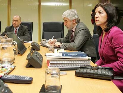 La presidenta del Parlamento, Izaskun Bilbao, en una de las reuniones de la ponencia de Reglamentos