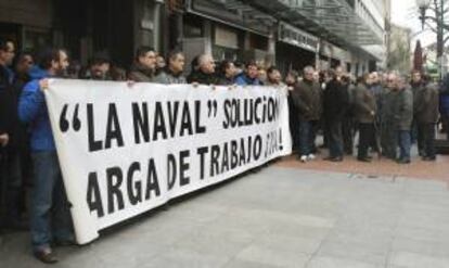 Trabajadores del astillero La Naval de Sestao durante una concentracin la semana pasada ante la sede del Gobierno Vasco en Bilbao para protestar por la falta de carga de trabajo.