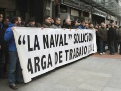 Trabajadores del astillero La Naval de Sestao durante una concentración la semana pasada ante la sede del Gobierno Vasco en Bilbao para protestar por la falta de carga de trabajo.