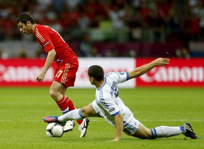 Papadopoulos y Dzagoev disputan un balón.