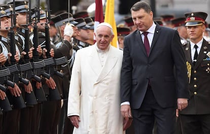 El papa Francisco, con el presidente de Letonia, Raimonds Vejonis, en Riga.
