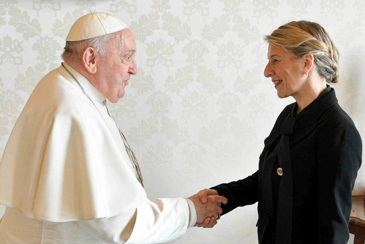 El Papa recibe a la vicepresidenta segunda del Gobierno, Yolanda Díaz, en El Vaticano en febrero de 2024.