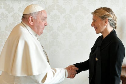 El Papa recibe a la vicepresidenta segunda del Gobierno, Yolanda Díaz, en El Vaticano en febrero de 2024.