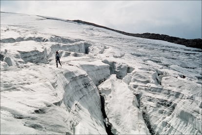 El escalador italiano Reinhold Messner recorriendo un glaciar.