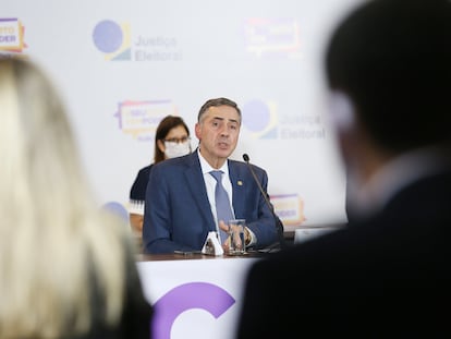 O presidente do TSE, Luís Roberto Barroso, durante entrevista coletiva no dia 16, em Brasília.