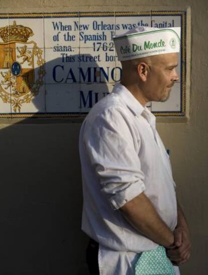 Un camarero en el célebre Café du Monde de Nueva Orleans.