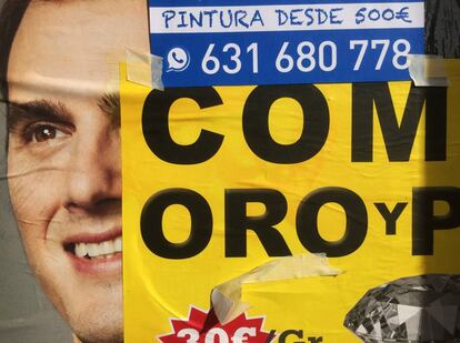 Todo tiene un precio, y solo hay que ponerse de acuerdo. El oro, la plata, y los votos. Incluso el silencio. De todo ese tira y afloja, perdón, negociaciones, va la actualidad estos días. Entre lingote y lingote y quilate y quilate, Albert Rivera, con su sonrisa congelada y blanqueada para la foto, sopesa con quién se casa y por cuánto le va a salir el anillo.