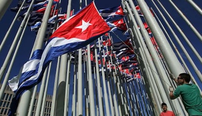 Banderas cubanas ante la legaci&oacute;n diplom&aacute;tica de EE UU en La Habana, el 30 de diciembre.