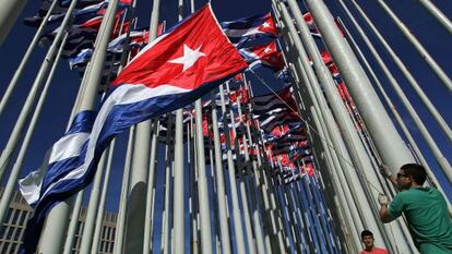 Bandeiras cubanas diante da legação dos EUA em Havana.