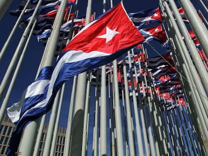 Bandeiras cubanas diante da legação dos EUA em Havana.