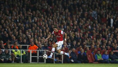 Özil controla el balon ante la mirada de los espectadores del Emirates Stadium.