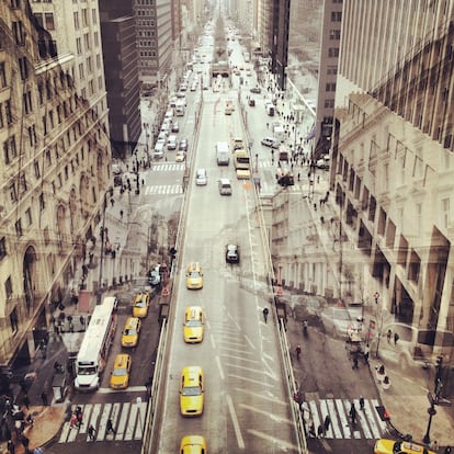 Vista aérea do relógio do Grand Central Terminal em Nova York e do bairro londrino de Pimlico. <br><b>A cidade combinada</b><br>Em 2012 mudei de Nova York para Londres. Havia pouco tempo que eu havia me formado e, naquele momento, senti que minha cidade representava meu verdadeiro lar. É onde eu cresci, onde me apaixonei pela fotografia, onde recebi minhas primeiras encomendas e onde entendi quem eu queria ser. Foi o lugar onde alcancei a maturidade pessoal e artística. Só então tive a oportunidade de me mudar para Londres por vários anos. E aproveitei isso, mas não sem uma certa mistura de nostalgia e inquietação por deixar a cidade que tanto amava. Esse projeto, 'Nova York + Londres', é a expressão da tentativa de mesclar minhas descobertas em um novo ambiente com as memórias do anterior. Combinando as duas cidades, eu poderia deliciar-me em descobrir o que as une e o que as torna diferentes. Cada fotografia captura uma composição que se sobrepõe a uma imagem de cada metrópole, o que me permite criar minha própria paisagem urbana e minha própria visão do que a casa representa. No fundo, trata-se de explorar a noção de espaço físico, memórias e identidade através da arquitetura e do desejo. Minha aspiração é que, entre a agitação, todos possam encontrar algo que os façam se sentir em casa.