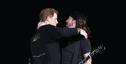 Enrique de Inglaterra y Dave Grohl, tras la actuación de Foo Fighters en la ceremonia de clausura de los Juegos Invictus, en septiembre de 2014.