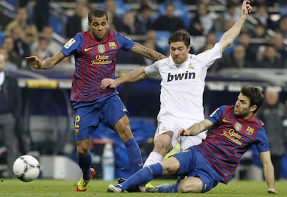 Alonso, Alves y Cesc, en cuartos de la Copa del Rey 2012.