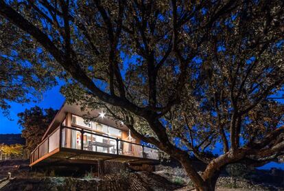 Un sueño de la infancia: teletrabajar desde una casa del árbol. Cuentan con un variado abanico de opciones disponibles, en función del tamaño y la comodidad, entre las que destacan unas cabañas de 3x4 elevadas a siete metros de altura y unos ecolodges panorámicos (en la imagen). https://www.campingmonteholiday.com