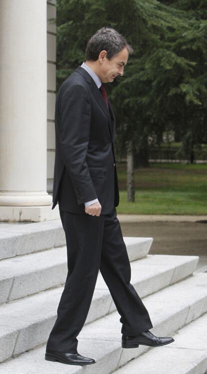 Zapatero baja las escaleras de La Moncloa el pasado viernes.