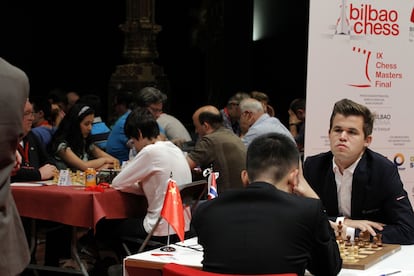 Magnus Carlsen espera una jugada de Yi Wei en la 2&ordf; ronda del torneo de Bilbao