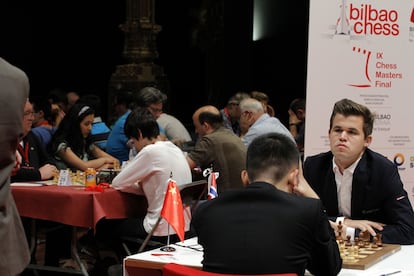 Magnus Carlsen espera una jugada de Yi Wei en la 2ª ronda del torneo de Bilbao