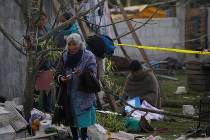 El portavoz del Gobierno estatal, Javier Lozano Alarcón, explicó que 22 de los lesionados presentan traumatismo craneoencefálico severo, quemaduras de tercer grado y fracturas en extremidades inferiores. En la foto, residentes recogen sus pertenencias entre los escombros.