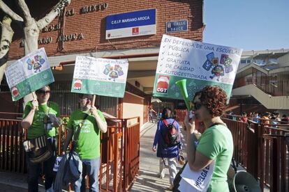 Un piquete informativo se concentró esta mañana en las puertas del colegio público Mariano Aroca de Murcia.