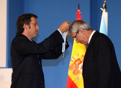 Alberto Núñez Feijóo impone la Medalla de Oro de Galicia al ex presidente Emilio Pérez Touriño.