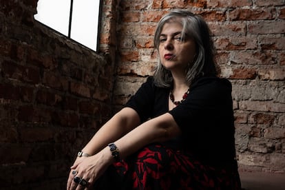 La escritora argentina Mariana Enríquez retratada el 21 de noviembre de 2023 en Ciudad de México. 