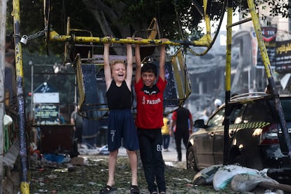 Dos niños palestinos juegan cerca de los escombros de un edificio en Rafah, en el sur de la franja de Gaza.