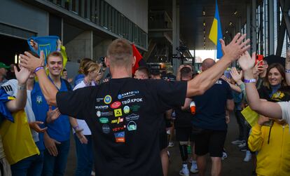 Un veterano ucranio se despide de los asistentes del Arnold Classic Europe.