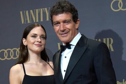 Antonio Banderas y su hija Stella del Carmen en noviembre de 2019, cuando el actor recibió el premio de la revista Vanity Fair a personaje del año.