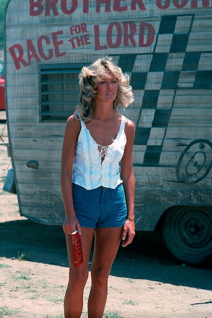 Un top blanco y unos shorts vaqueros solucionan cualquier look estival. Farrah Fawcett es pura inspiración en esta fotografía disparada en Los Ángeles en el verano de 1976.