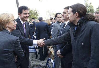 El líder de Podemos, Pablo Iglesias, saluda al candidato de UPyD Andrés Herzog, en presencia del presidente de Ciudadanos, Albert Rivera, y portavoz de UPyD en el Congreso, Rosa Díez, durante el funeral de Estado por los policías fallecidos en el atentado en la embajada española en Kabul. 