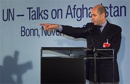 Ahmad Fawzi, portavoz del representante de la ONU para Afganistán, durante la rueda de prensa en Bonn.