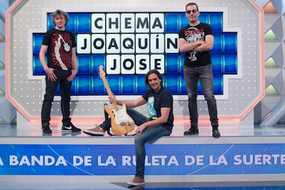 José del Val, Joaquín Padilla y Chema Bejarano, la banda de 'La ruleta de la suerte' en el plató del programa. / SANTI BURGOS