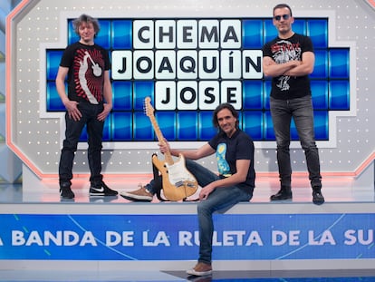 José del Val, Joaquín Padilla y Chema Bejarano, la banda de 'La ruleta de la suerte' en el plató del programa. / SANTI BURGOS