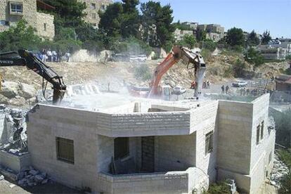 Demolición de una casa palestina el miércoles, delante de un asentamiento judío en Jerusalén Este.