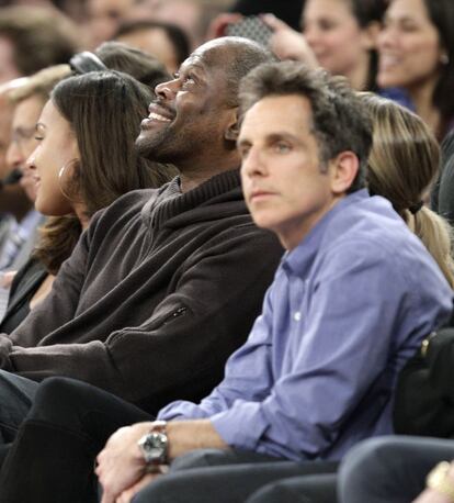 El exjugador de los Knicks, Patrick Ewing y, a su izquierda, el actor Ben Stiller