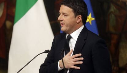 El primer ministro italiano, Matteo Renzi, durante una conferencia de prensa, en la madrugada de este lunes.