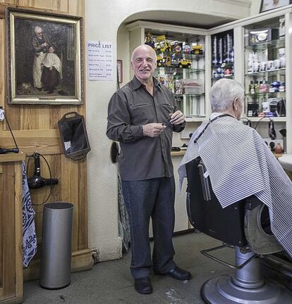 La peluquería Olivieri la abrió en los sesenta el único italiano que osó instalarsae en estas tierras, las primeras en recibir cada año la nieve de Reino Unido. El actual propitario, nieto de aquel pionero, aclara: "Antes venía David Cameron pero un día le tocó hacer cola y ya no ha regresado".