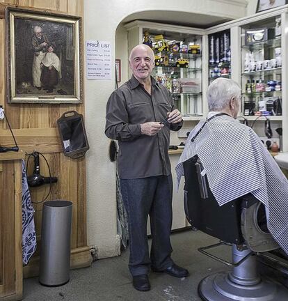 La peluquería Olivieri la abrió en los sesenta el único italiano que osó instalarsae en estas tierras, las primeras en recibir cada año la nieve de Reino Unido. El actual propitario, nieto de aquel pionero, aclara: "Antes venía David Cameron pero un día le tocó hacer cola y ya no ha regresado".