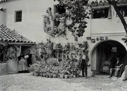 El Instituto del Patrimonio Cultural de España, que posee 27 archivos fotográficos, ha digitalizado 4.000 imágenes del fondo Wunderlich. Son las imágenes que el alemán Otto Wunderlich tomó de paisajes y monumentos de España durante dos décadas. En la imagen, fotografía tomada en octubre de 1927 de un típico patio cordobés.