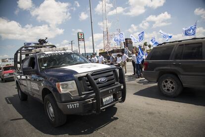 Una patrulla de la Policía Federal recorre los alrededores de una concentración de militantes del Partido Acción Nacional en Matamoros durante la campaña por la gubernatura del estado de Tamaulipas