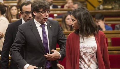 Carles Puigdemont junto a la lider de Ciutadadanos, Inés Arrimadas en el Parlament.