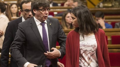 Carles Puigdemont junto a la lider de Ciutadadanos, Inés Arrimadas en el Parlament.