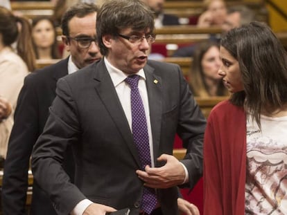 Carles Puigdemont junto a la lider de Ciutadadanos, Inés Arrimadas en el Parlament.