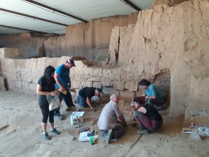 Arqueólogos trabajando en los restos de un caballo sacrificado en el patio del edificio del Turuñuelo, el miércoles.