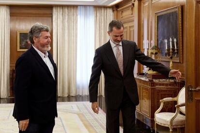 El rey Felipe VI saluda al diputado de Equo Juan López de Uralde, en el palacio de la Zarzuela. Pedro Sánchez y su entorno han reiterado en las últimas semanas que no aceptarán el encargo en caso de no contar con los apoyos necesarios para sacar adelante una investidura