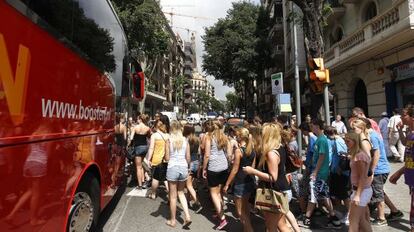 Un grupo de turistas sube a su autocar en la calle Marina tras visitar la Sagrada Família.