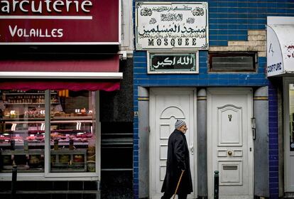 Tres estaciones de metro conectan Molenbeek con el centro de la ciudad, a 15 minutos a pie de distancia. Aun así, los vecinos del viejo Molenbeek, con fuerte presencia magrebí, tienden a hacer la vida dentro del barrio y están bastante desconectados del resto de la ciudad.